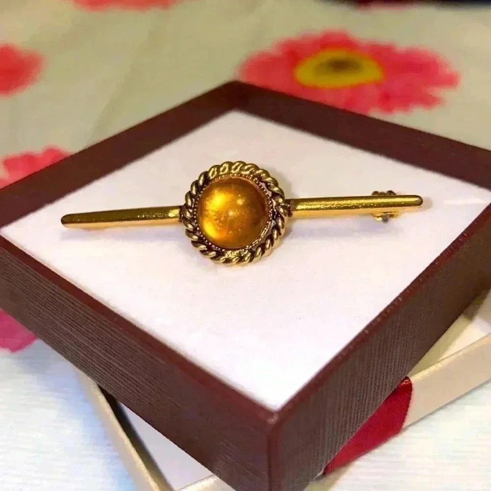 Vintage 🏵️ ( Eastern European style)  Brooch 🏵️ No name No brand…just a brooch